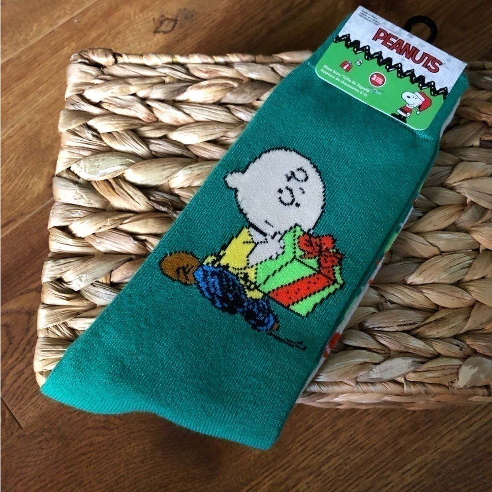 Peanuts: 2 pair Crew Socks Snoopy & Charlie Brown Christmas